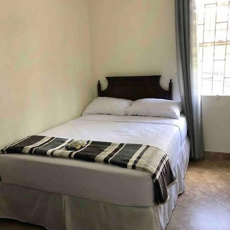 Kelly'S Studio Apartment - Rental Near Airport, Amenities And Bus Route St. Philip Eksteriør billede